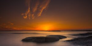 Fjell og hav i solnedgang, fotokunst veggbilde / plakat av Kristoffer Vangen