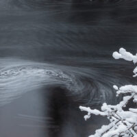 Vinterlandskap med en liten bekk omgitt av snødekt vegetasjon , fotokunst veggbilde / plakat av Kjell Erik Moseid