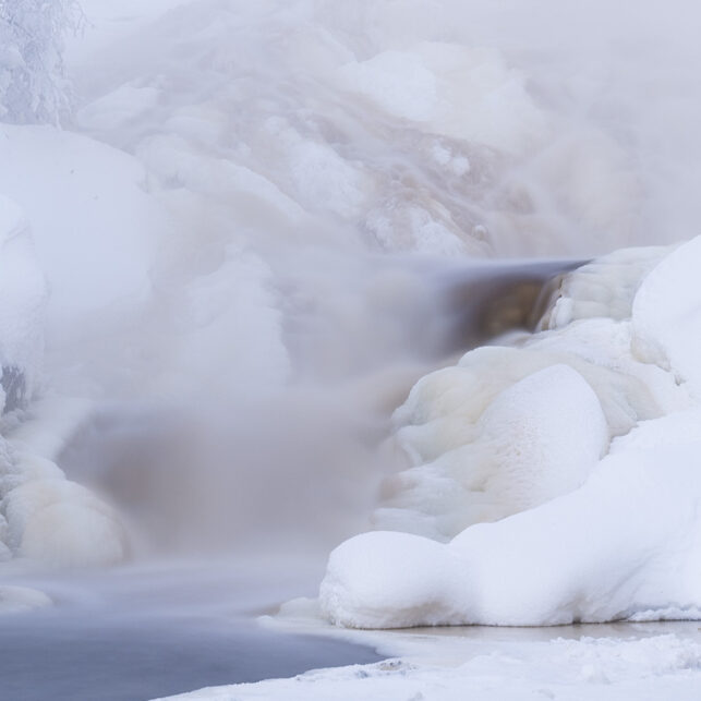 En foss som er i ferd med å fryse igjen., fotokunst veggbilde / plakat av Kjell Erik Moseid