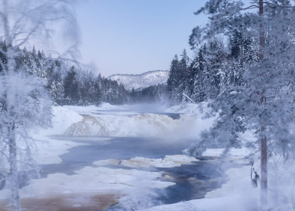 Teinefossen med isflak, snø, is og rimkledd vegetasjon i kulde, fotokunst veggbilde / plakat av Kjell Erik Moseid