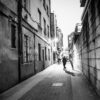 Folk vandrer i bakgatene mellom Dublins barer., fotokunst veggbilde / plakat av Kjell Erik Reinhardtsen