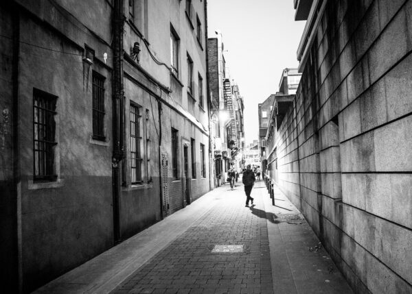 Folk vandrer i bakgatene mellom Dublins barer., fotokunst veggbilde / plakat av Kjell Erik Reinhardtsen