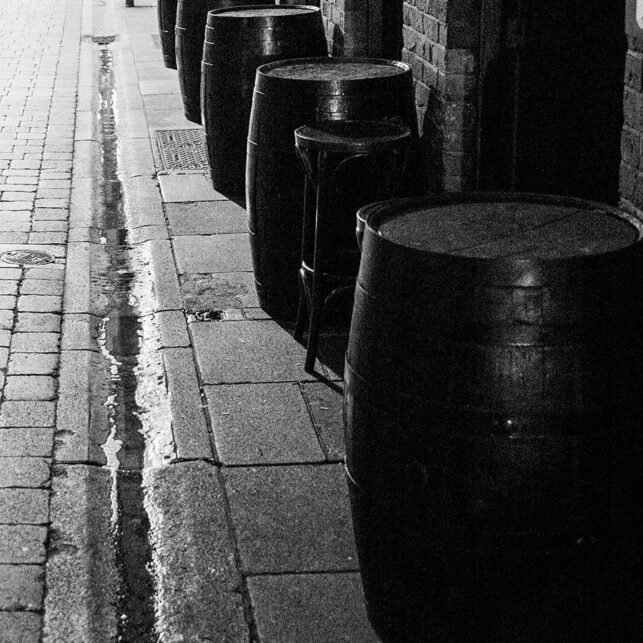 Whiskeytønner er en naturlig del av Dublins bybilde., fotokunst veggbilde / plakat av Kjell Erik Reinhardtsen