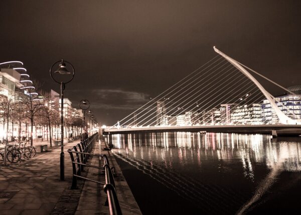 Brua har formen til den tradisjonelle irske harpen, og er oppkalt etter den Irske forfatteren Samuel Beckett som vant Nobels Litteraturpris i 1969., fotokunst veggbilde / plakat av Kjell Erik Reinhardtsen