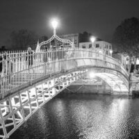 Ha'penny bridge er en av de mest ikoniske gangbruene over elva Liffey, som renner rett gjennom Dublin sentrum., fotokunst veggbilde / plakat av Kjell Erik Reinhardtsen
