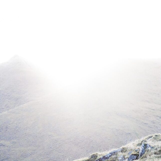 Morgensola bikker over fjellet Cnoc na Péiste., fotokunst veggbilde / plakat av Kjell Erik Reinhardtsen