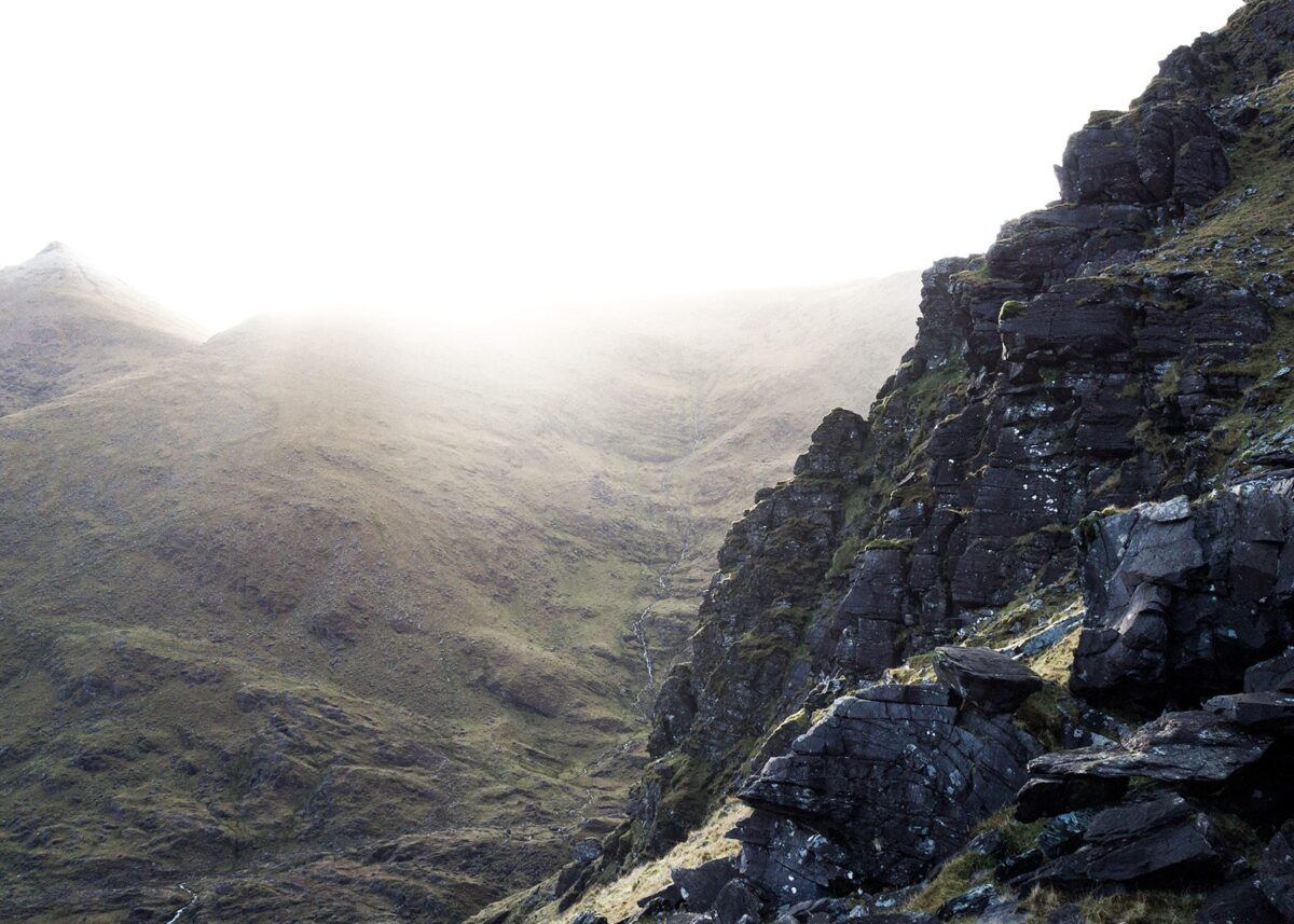 Klatreruta Howling ridge opp til Irlands høyeste fjell, Carrauntuohill, lever opp til navnet sitt. Men morgensola myker opp stemningen., fotokunst veggbilde / plakat av Kjell Erik Reinhardtsen