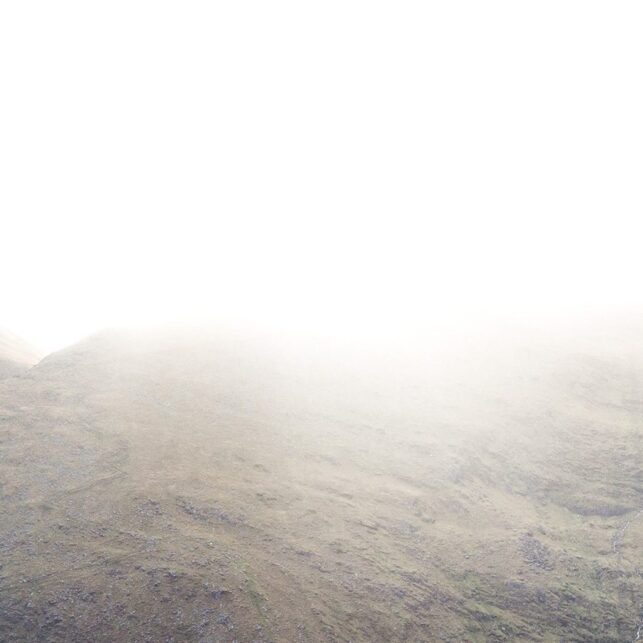 Klatreruta Howling ridge opp til Irlands høyeste fjell, Carrauntuohill, lever opp til navnet sitt. Men morgensola myker opp stemningen., fotokunst veggbilde / plakat av Kjell Erik Reinhardtsen
