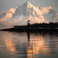 Lykt og fjell i solnedgang med refleksjon, fotokunst veggbilde / plakat av Kristoffer Vangen