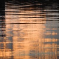 Lykt og fjell i solnedgang med refleksjon, fotokunst veggbilde / plakat av Kristoffer Vangen