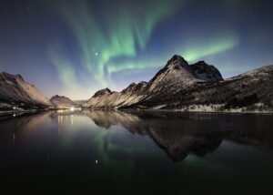 Nordlys med fjell og refleksjon, fotokunst veggbilde / plakat av Kristoffer Vangen