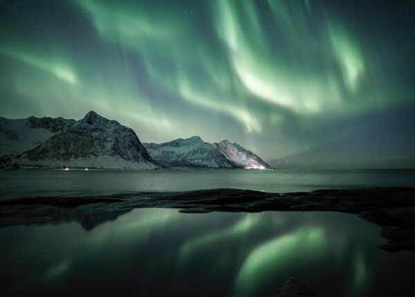 Nordlys med fjell og refleksjon, fotokunst veggbilde / plakat av Kristoffer Vangen