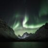Opplyste fjell med nordlys, fotokunst veggbilde / plakat av Kristoffer Vangen