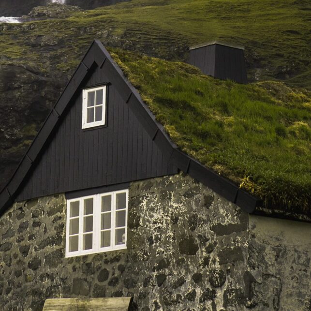 Gammelt hus i idylliske omgivelser, fotokunst veggbilde / plakat av Kristoffer Vangen