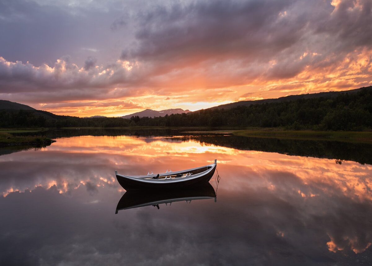 Spissebåt i solnedgang med refleksjoner, fotokunst veggbilde / plakat av Kristoffer Vangen
