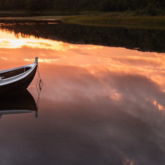 Spissebåt i solnedgang med refleksjoner, fotokunst veggbilde / plakat av Kristoffer Vangen
