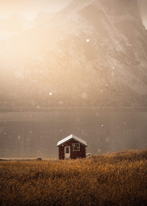 Dalende snø i fint lys, fotokunst veggbilde / plakat av Kristoffer Vangen
