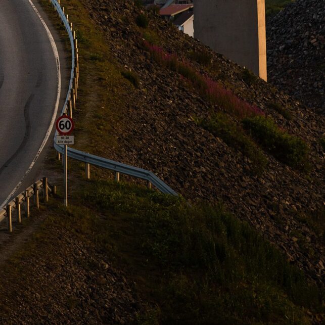 Bil kjører over bru i solnedgang, fotokunst veggbilde / plakat av Kristoffer Vangen