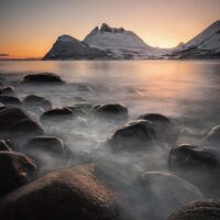 fjell og hav i solnedgang, fotokunst veggbilde / plakat av Kristoffer Vangen