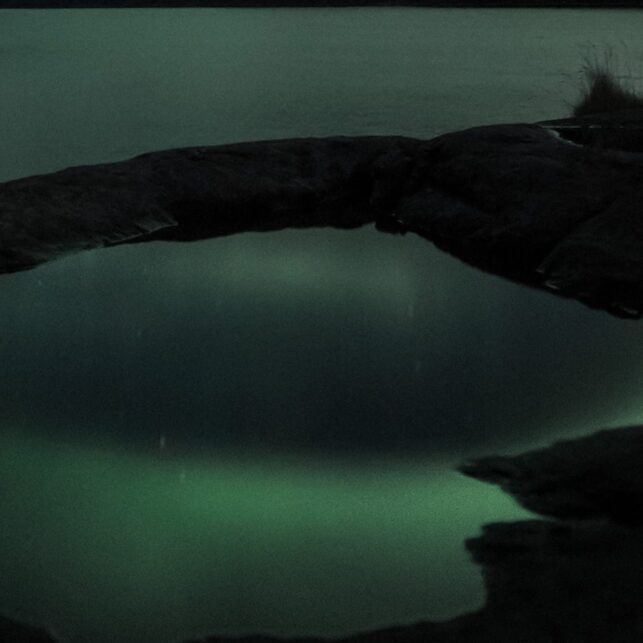 Nordlys med refleksjon, fotokunst veggbilde / plakat av Kristoffer Vangen