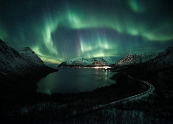 nordlys med utsikt, fotokunst veggbilde / plakat av Kristoffer Vangen
