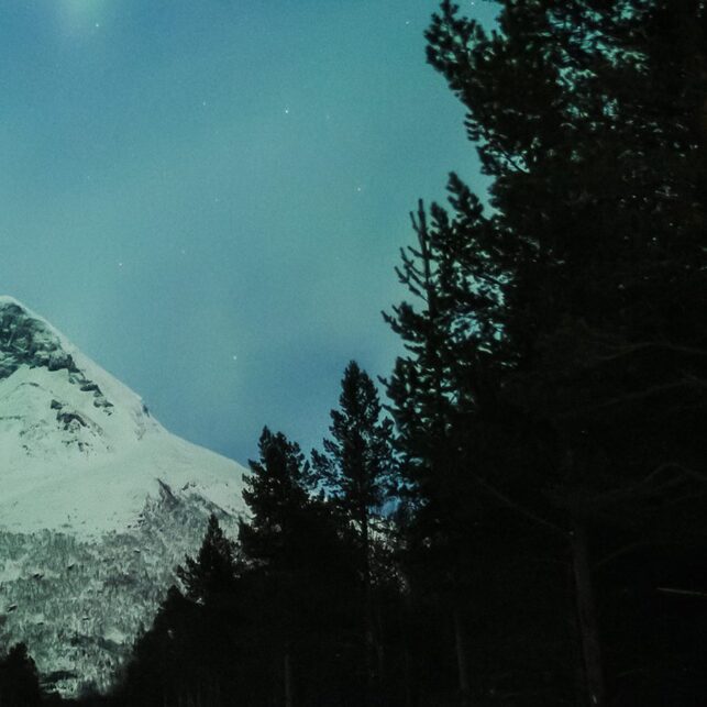 Nordlys med fjell og vei, fotokunst veggbilde / plakat av Kristoffer Vangen