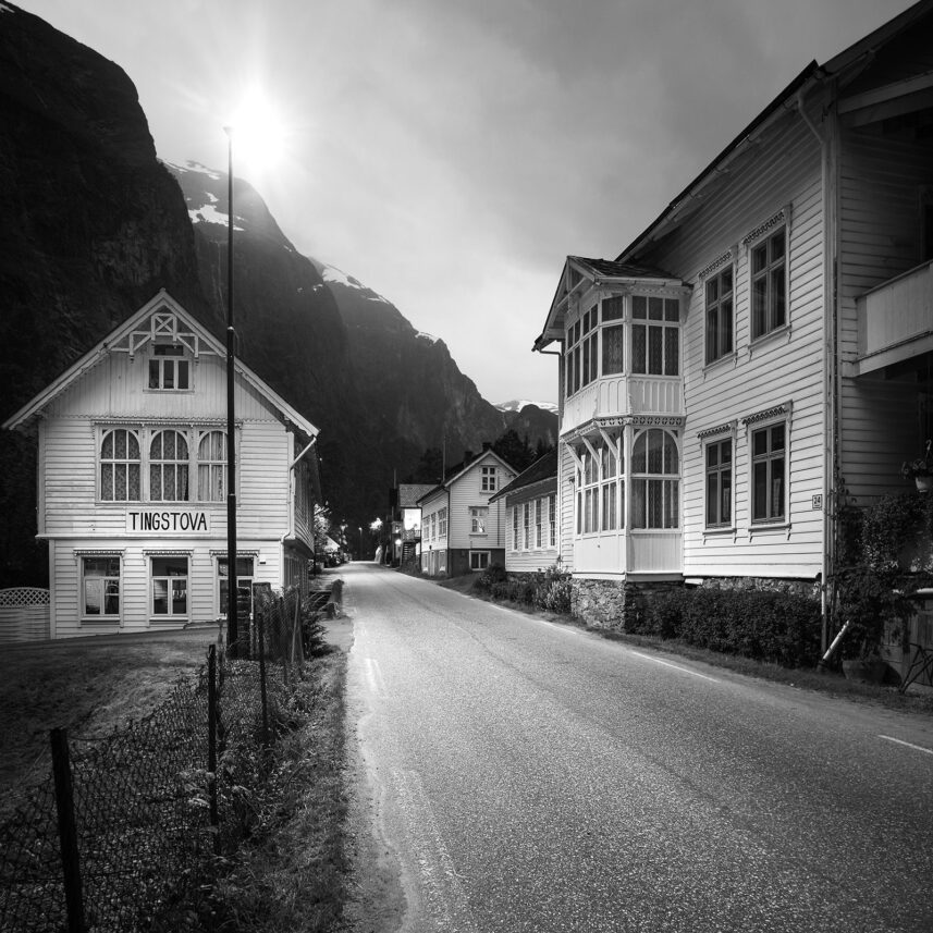 Gate med tradisjonelle hus, fotokunst veggbilde / plakat av Kristoffer Vangen