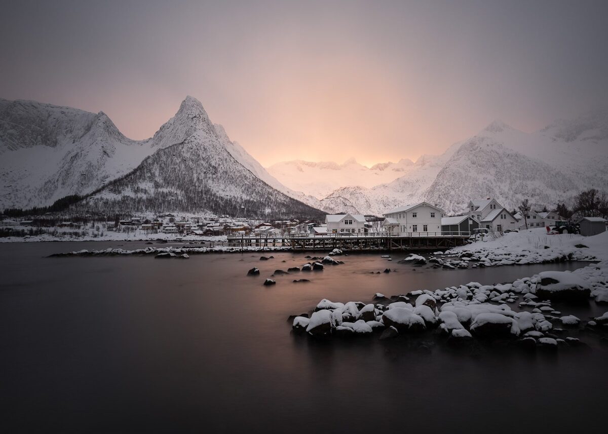 Bygd i vinter og solnedgang, fotokunst veggbilde / plakat av Kristoffer Vangen