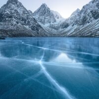 blå is med sprekker og fjell, fotokunst veggbilde / plakat av Kristoffer Vangen