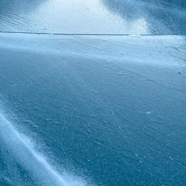 blå is med sprekker og fjell, fotokunst veggbilde / plakat av Kristoffer Vangen