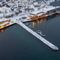 Dronebilde av Husøy på vinteren, fotokunst veggbilde / plakat av Kristoffer Vangen