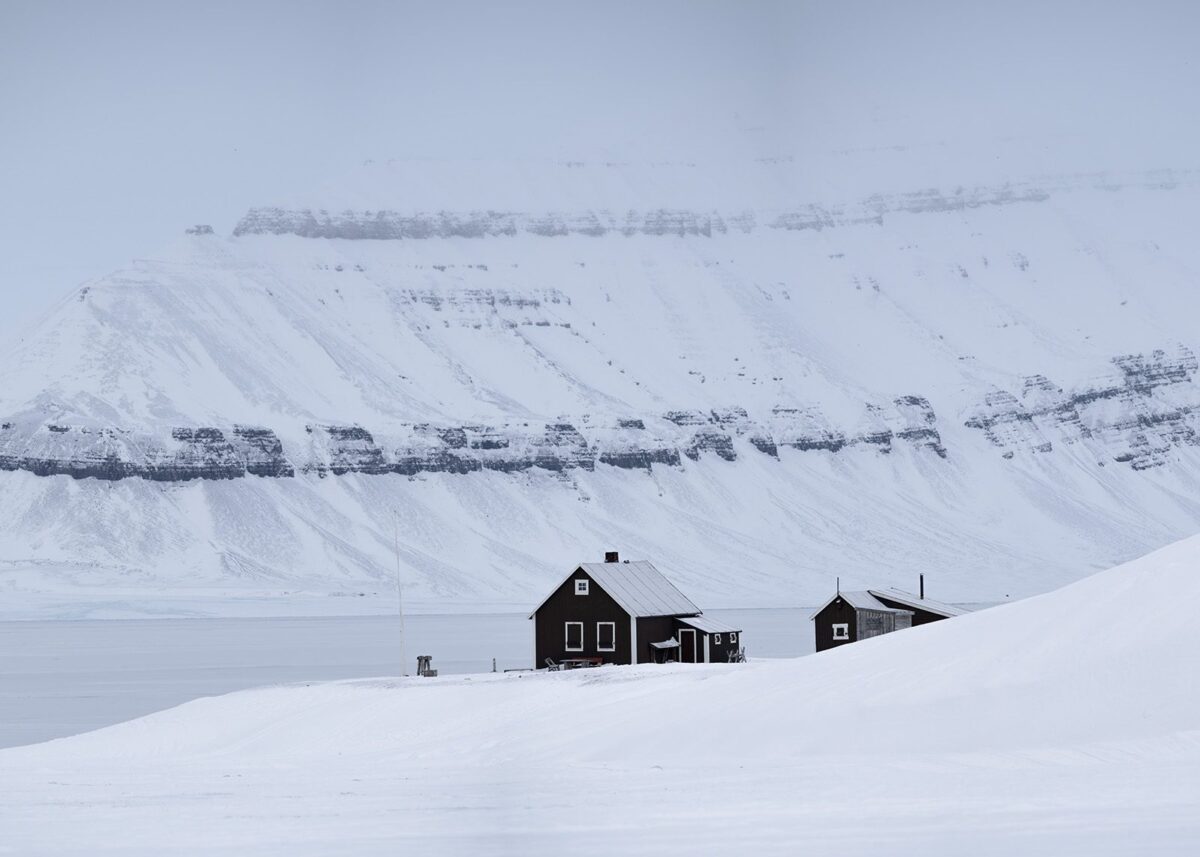 Jakthytte på Svalbard, fotokunst veggbilde / plakat av Kristoffer Vangen