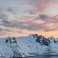 Dronebilde av fjell og fjorder i solnedgang, fotokunst veggbilde / plakat av Kristoffer Vangen