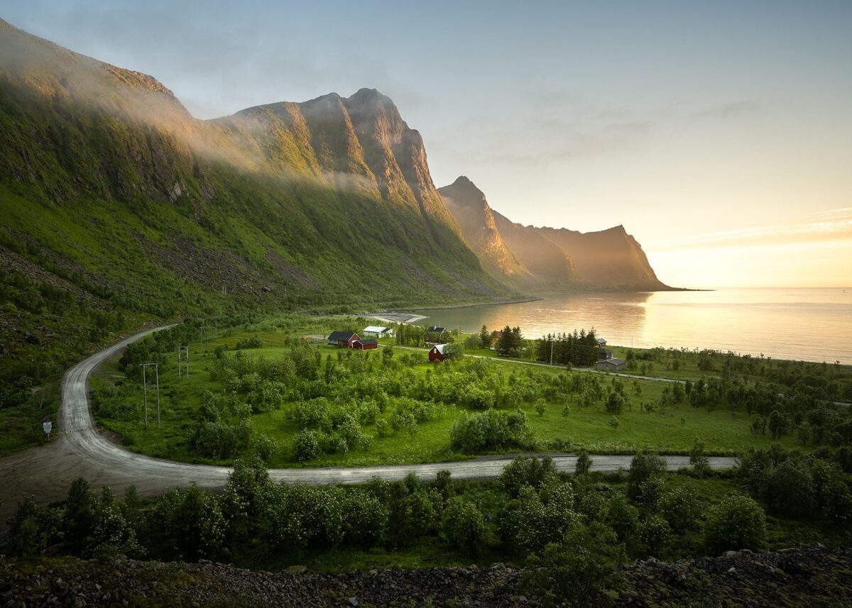 Fjell og fjord i midnattsol, fotokunst veggbilde / plakat av Kristoffer Vangen