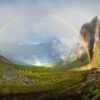 Regnbue over fjell og folk på tur, fotokunst veggbilde / plakat av Kristoffer Vangen