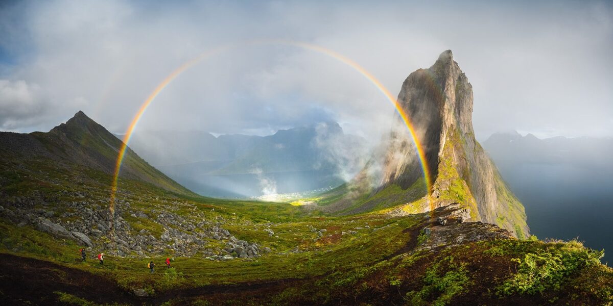 Regnbue over fjell og folk på tur, fotokunst veggbilde / plakat av Kristoffer Vangen