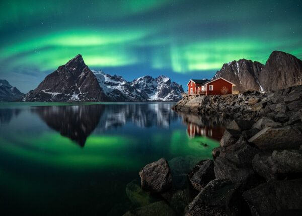 Nordlys over fjell og hytte med refleksjon, fotokunst veggbilde / plakat av Kristoffer Vangen