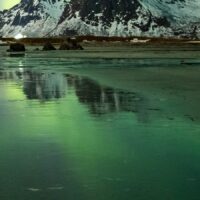 Nordlys på strand i Lofoten, fotokunst veggbilde / plakat av Kristoffer Vangen