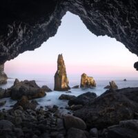 Utsikt gjennom hule på Island, fotokunst veggbilde / plakat av Kristoffer Vangen