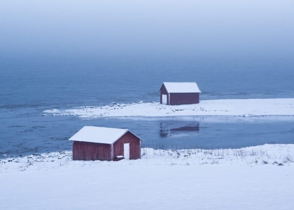 To naust i snøvær, fotokunst veggbilde / plakat av Kristoffer Vangen