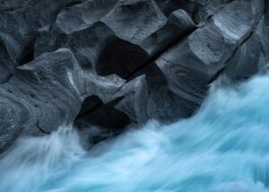 Steinformasjon og vann i bevegelse, fotokunst veggbilde / plakat av Klaus Axelsen