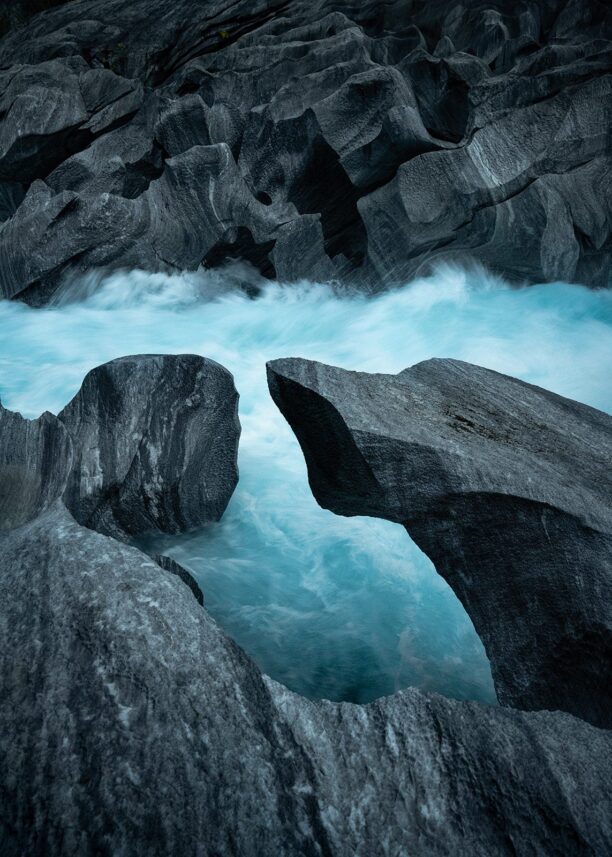 Spesiell sten med elv, fotokunst veggbilde / plakat av Kristoffer Vangen