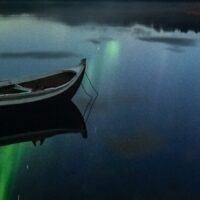 Båt om natten med nordlys, fotokunst veggbilde / plakat av Kristoffer Vangen
