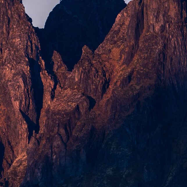 Måne over fjellrekke i solnedgang, fotokunst veggbilde / plakat av Kristoffer Vangen