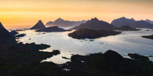 Dronebilde av fjell og fjord i solnedgang, fotokunst veggbilde / plakat av Kristoffer Vangen