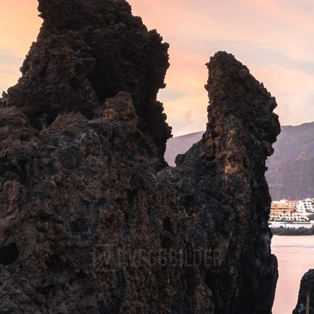 Spesielle steinformasjoner i solnedgang, fotokunst veggbilde / plakat av Kristoffer Vangen