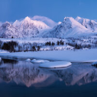 Snødekte fjell og speiling, fotokunst veggbilde / plakat av Klaus Axelsen