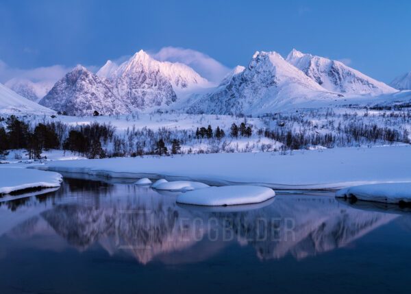 Snødekte fjell og speiling, fotokunst veggbilde / plakat av Klaus Axelsen