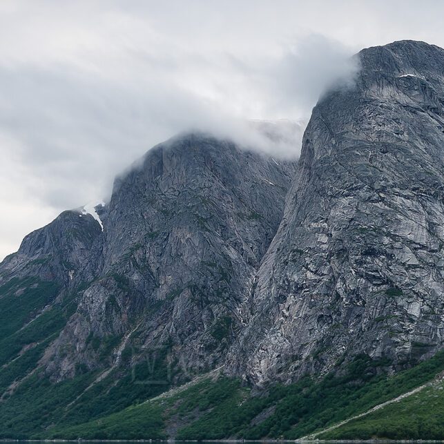 Fjellrekke som speiler seg i fjord., fotokunst veggbilde / plakat av Klaus Axelsen