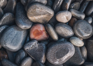Sten i hav, fotokunst veggbilde / plakat av Kristoffer Vangen